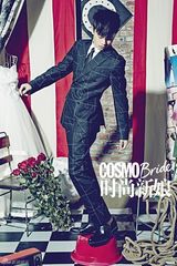 组图：张杰捧玫瑰登封面 展现绅士成熟魅力