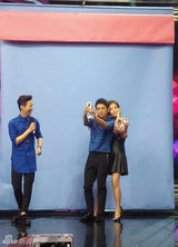 组图：赵薇录节目秒变女神经 嘟嘴卖萌玩自拍