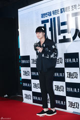 独家：金汎助阵《举报者》 戴小帽羞涩微笑