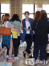 组图：池昌旭赴日办粉丝会 衬衣休闲风亮相机场