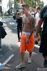 组图：比伯赴戛纳半裸壮硕 右手频拉短裤防露