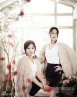 组图：张馨予携母亲拍写真 相互依偎犹如姐妹花