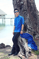 组图：张晓龙炫酷写真 “温太医”变脸沙滩型男