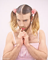 组图：“胡子小姐”代言日本游戏 口味重难直视