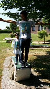 组图：田亮手把手教森碟跳水 女承父业温馨有爱