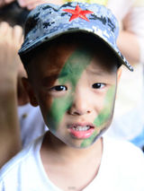 组图：足球梦萌娃军训遭虐 田源儿子崩溃爆哭