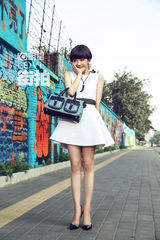 明星爱街拍：杨子姗短发帅出质感诠释多维度美