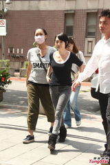 组图：小S黑衣前往法庭似有心事 夫家三口陪同