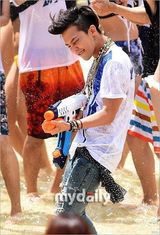 组图：GD水上乐园疯玩 水枪喷比基尼美女