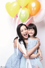 组图：钟丽缇携爱女考拉拍大片甜蜜暖心