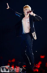 组图：JYJ热力开唱 金在中秀胸肌纹身隐现(朴有天/金俊秀)