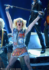 组图：尼尔《摇滚芭比》扮女装 无底线疯癫火辣