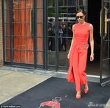 组图：贝嫂红色长裙冷艳现身 腰间金链条抢眼