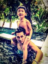 组图：曹格晒酷儿萌女 大儿子热辣出镜父赞性感