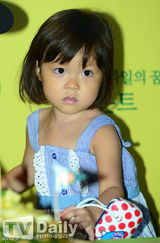 组图：秋小爱参加料理体验课 吃水果萌翻