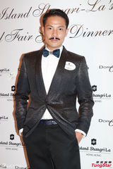 组图：邝美云陈法蓉等出席晚宴  女星抛胸斗艳