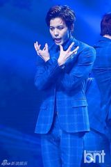 组图：VIXX挥汗献唱 暗黑梦幻舞台引尖叫