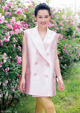 组图：许晴夏日烂漫登封面 俏皮不失优雅