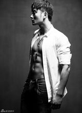 组图：李东学写真大秀腹肌 面容俊朗性感十足