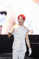 组图：韩团JYJ越南开唱 六千粉丝冒雨捧场