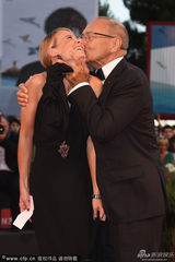 组图：名导安德列-康卡洛夫斯基携妻秀恩爱