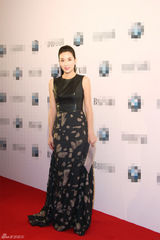 组图：杨恭如金巧巧性感礼服现身慈善活动