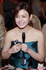 组图：陈妍希抹胸裙亮相 彭于晏惊喜助阵