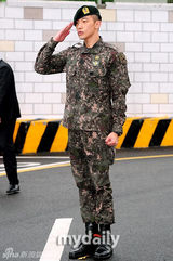 组图：韩星Rain正式退役 帅气行军礼湿眼眶