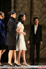 组图：何韵诗与女友同台出演 坦陈与邓九云恋情