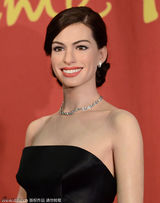 组图：海瑟薇蜡像栩栩如生 鱼尾礼服性感高贵