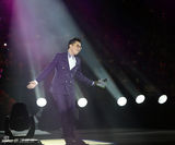 组图：蔡依林爆乳装性感捞金 紧身皮裤秀美腿