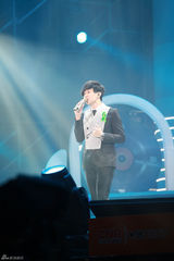 组图：TOP榜歌手祈福雅安 李宇春获全能艺人