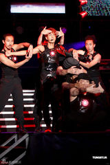 组图：吴克群个唱湿身秀腹肌 和女模互摸掀高潮