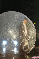 组图：黄耀明翻唱经典歌曲 MV演外星人袭维港