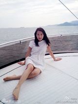 组图：“富婆”李念节日心情美 晒坐游艇出海照