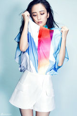 组图：佟丽娅写真清新俏皮虎牙酒窝惹人宠爱