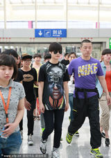 组图：李宇春戛纳归来心情靓 黑超遮面显酷帅