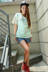 组图：孙敬媛化身潮流模特 艳阳下演绎多样风格