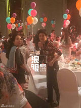 组图：孙俪邓超为女儿办百日宴 四口温馨合影