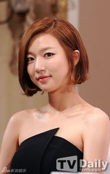 组图：刘仁娜出席发布会 高腰短裙秀美腿