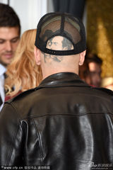 组图：弗兰科自导自演新片发布 秀光头纹身