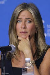 组图：詹妮弗-安妮斯顿与“杯子女”肯德里克双美争艳