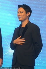 组图：周迅夫妇亮相慈善活动 高圣远变妻管严