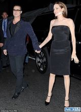 组图:不要得罪化妆师！朱莉脸涂白粉亮相很灾难