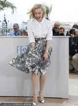 组图：《星图》朱丽安摩尔卖萌 加顿捂裙险走光