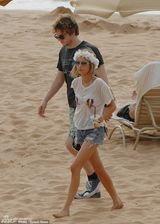 组图：艾玛-罗伯茨比基尼秀美腿 尽显夏日风情