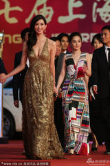 组图：林志玲金裙闪耀 极致低胸倾身显丰满