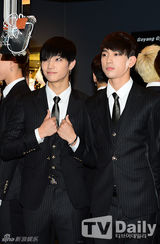 组图：韩团EXO-K出席活动 黑色正装似王子