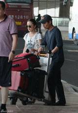 组图：周迅与老公高圣远回京 黑超素颜有说有笑