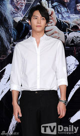 组图：《海盗》众星观影 SM艺人组团捧场